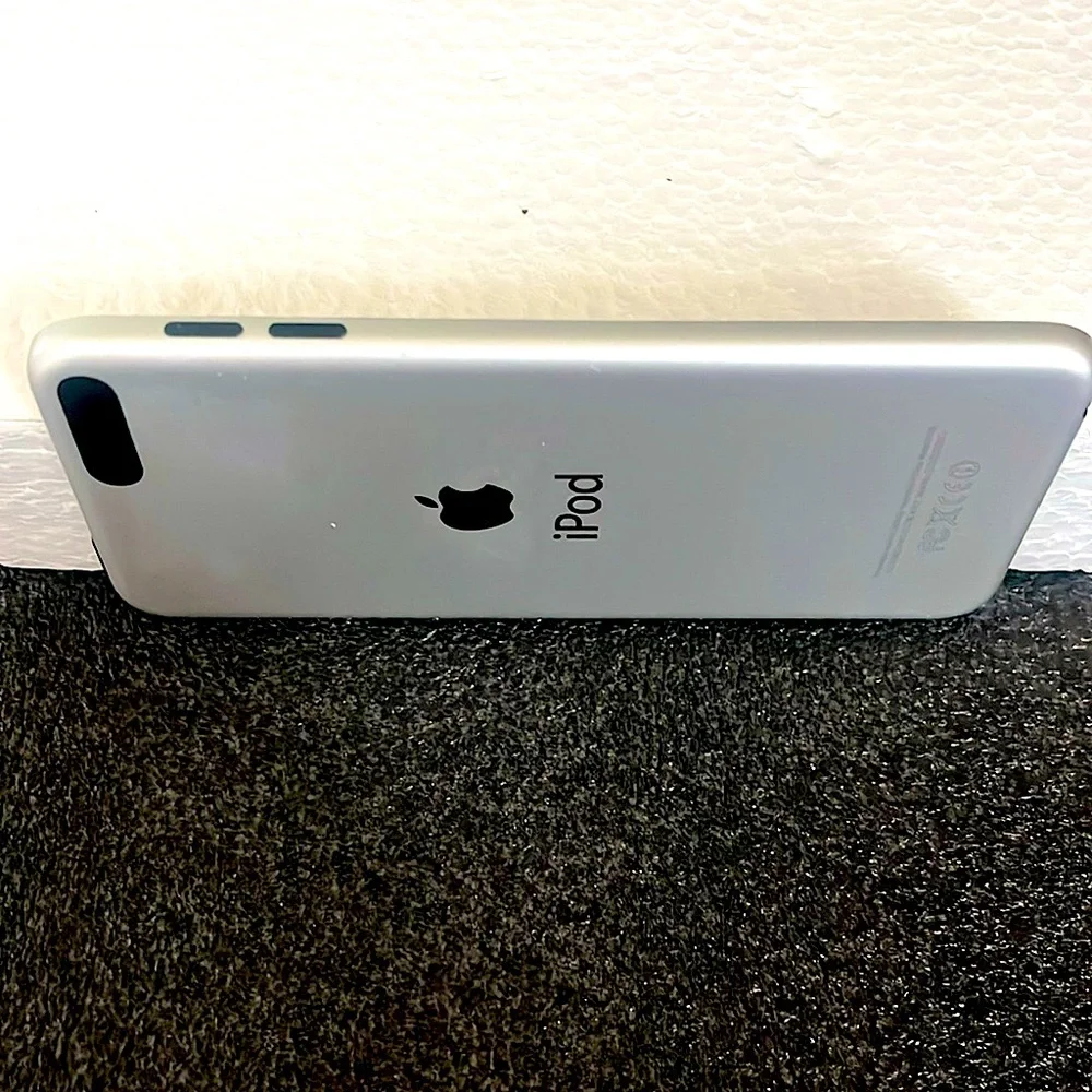 Apple IPod Touch Silver 5th Gen A1509 16GB